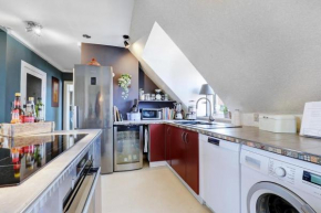 Cosy room in residential part of Copenhagen, with free street parking and shared bathroom, Copenhagen